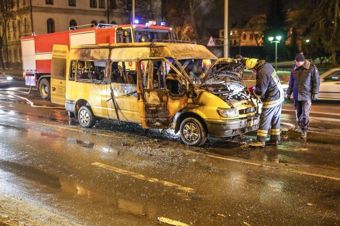 Kaune ugnis žaibiškai prarijo maršrutinį autobusą 
