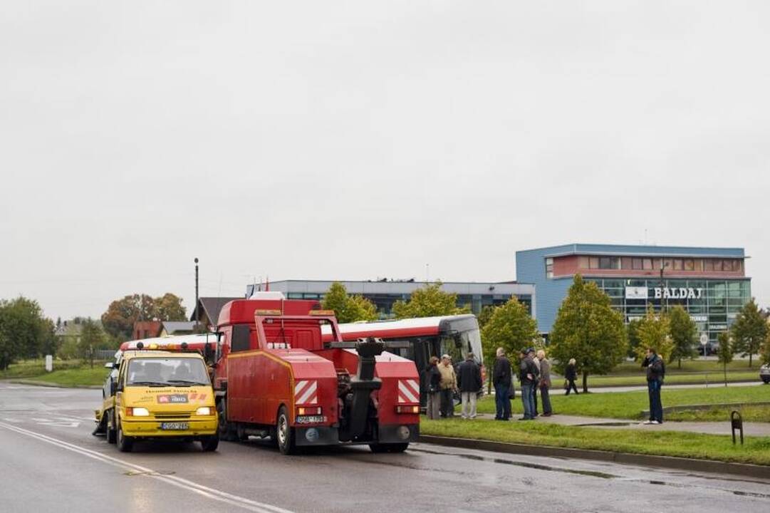 Kaune autobusas nubloškė du automobilius, ligoninėje –  keturi žmonės
