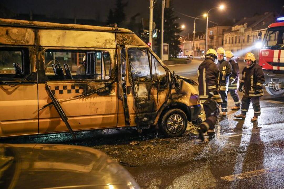 Kaune ugnis žaibiškai prarijo maršrutinį autobusą 