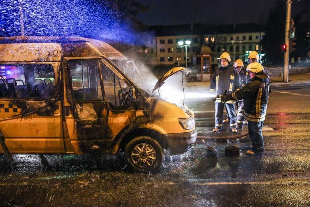 Kaune ugnis žaibiškai prarijo maršrutinį autobusą 
