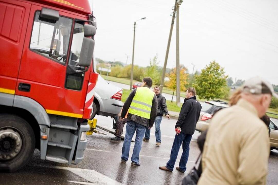Kaune autobusas nubloškė du automobilius, ligoninėje –  keturi žmonės