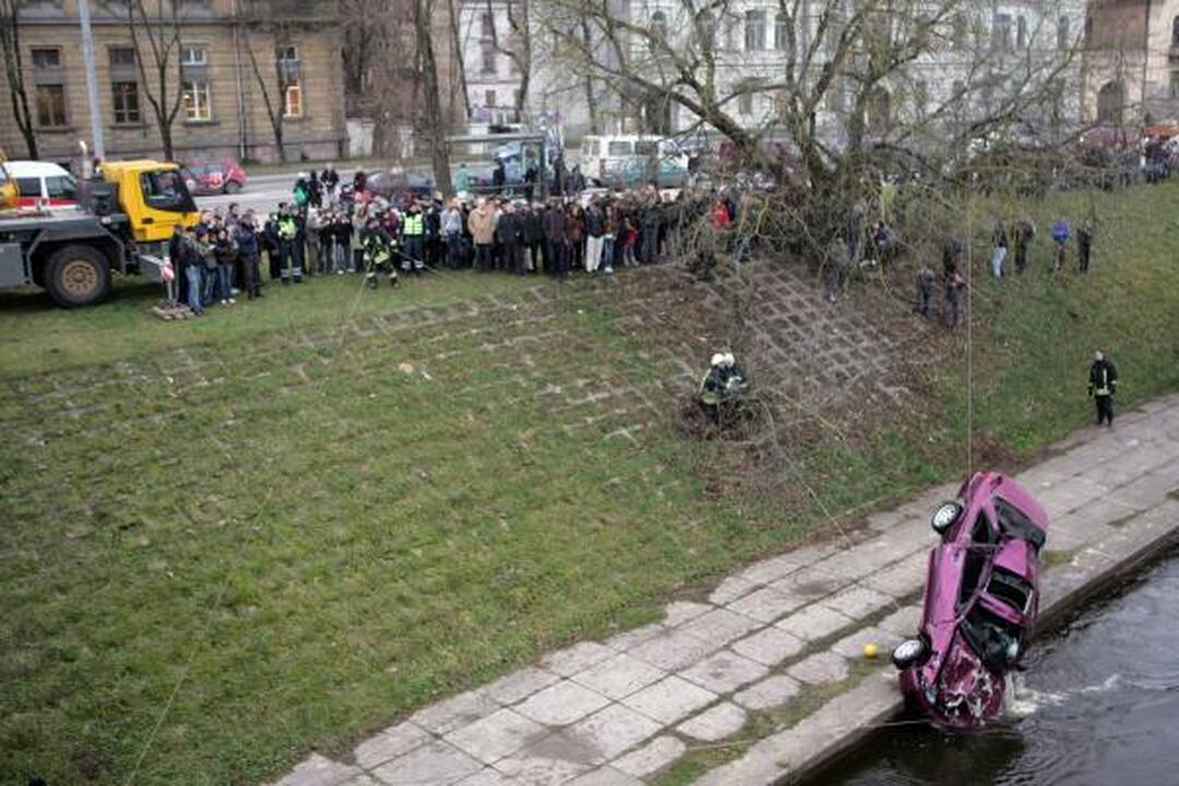Į Nerį įlėkęs automobilis rastas po Mindaugo tiltu (papildyta)