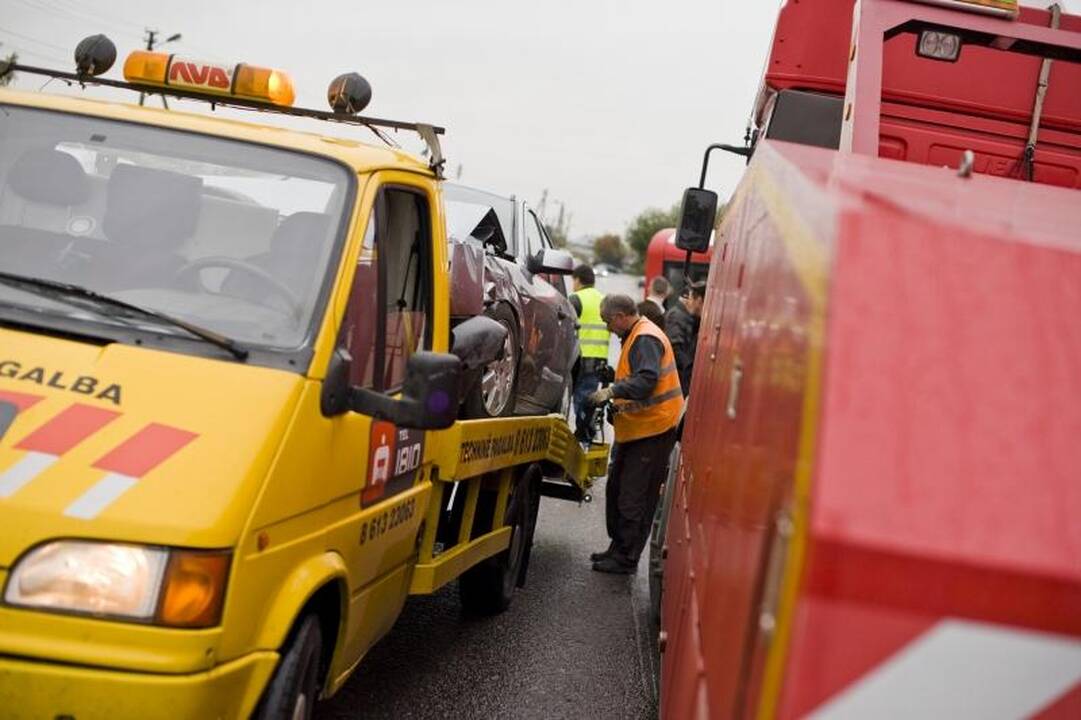 Kaune autobusas nubloškė du automobilius, ligoninėje –  keturi žmonės