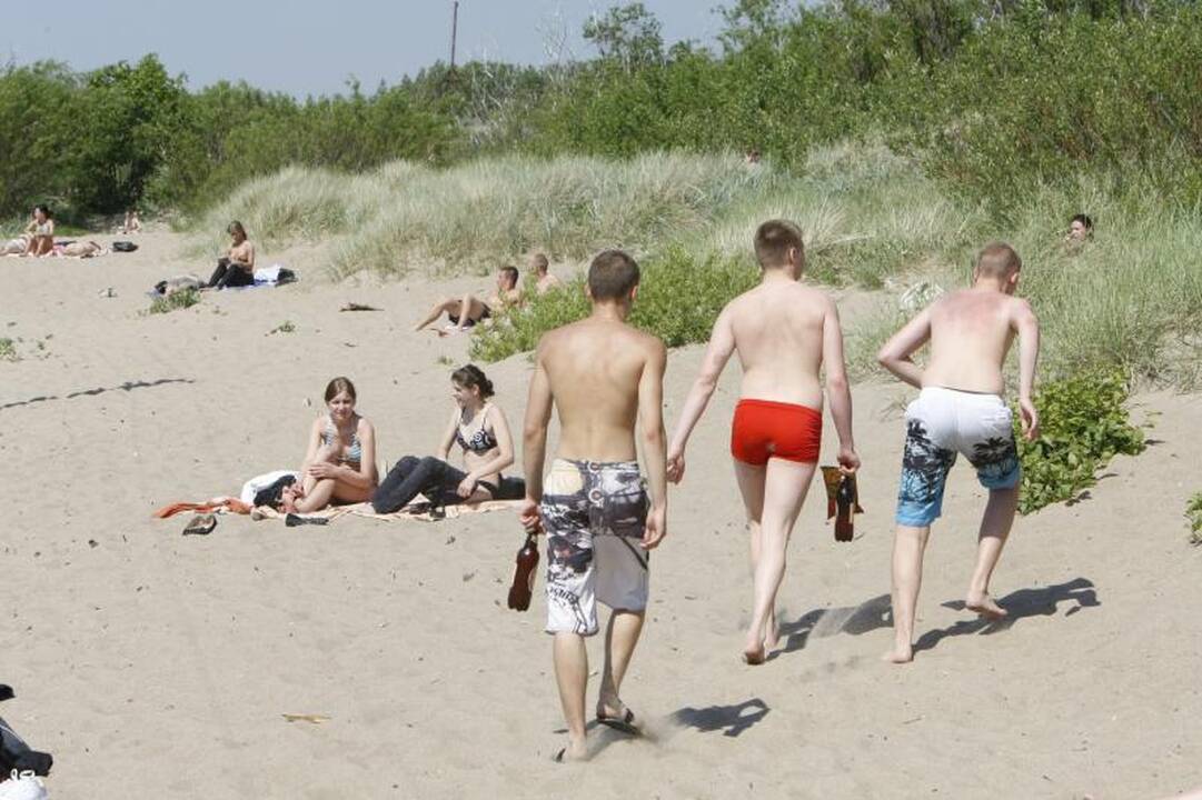 Klaipėdiečiams siūloma patiems drausminti geriančius jaunuolius