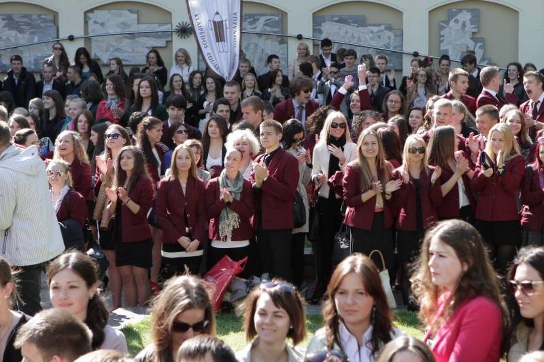 Klaipėdos abiturientams aidėjo paskutinis skambutis 