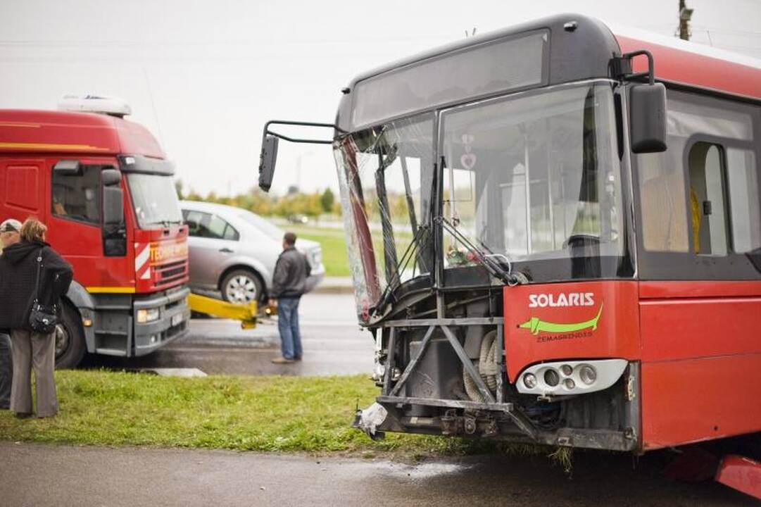 Kaune autobusas nubloškė du automobilius, ligoninėje –  keturi žmonės