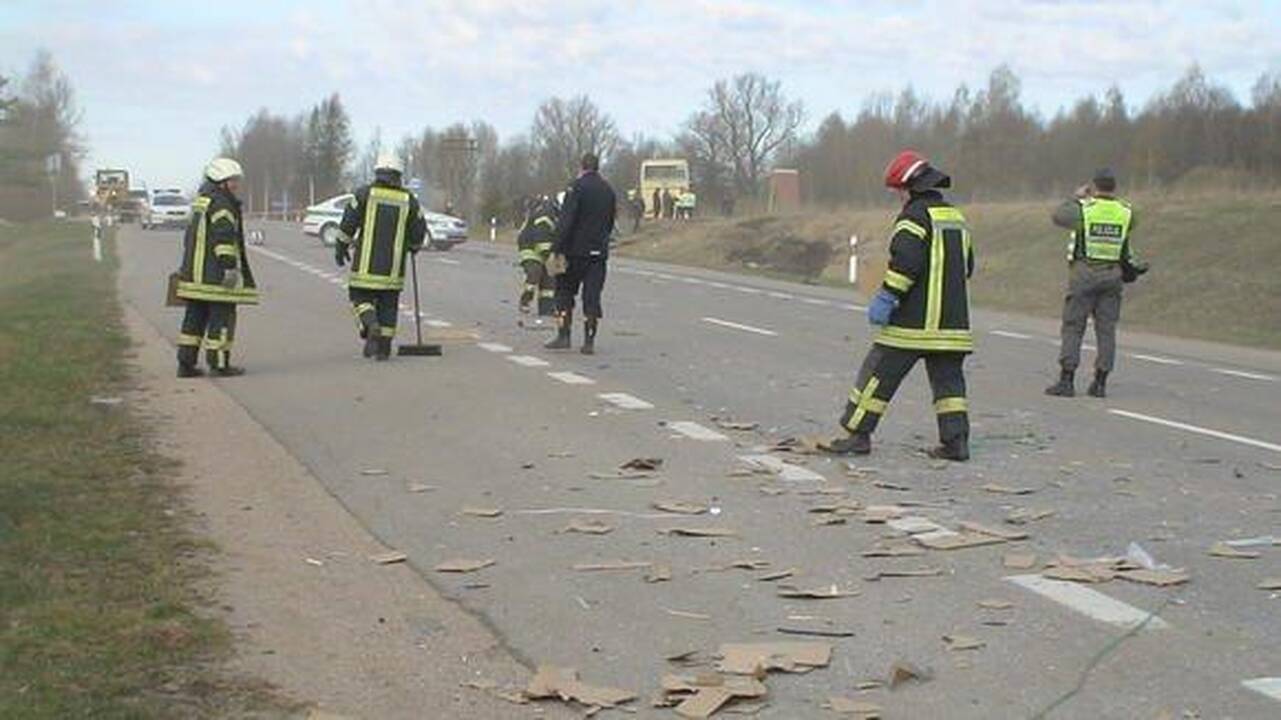 Susidūrus autobusui ir vilkikui nukentėjo penki užsieniečiai