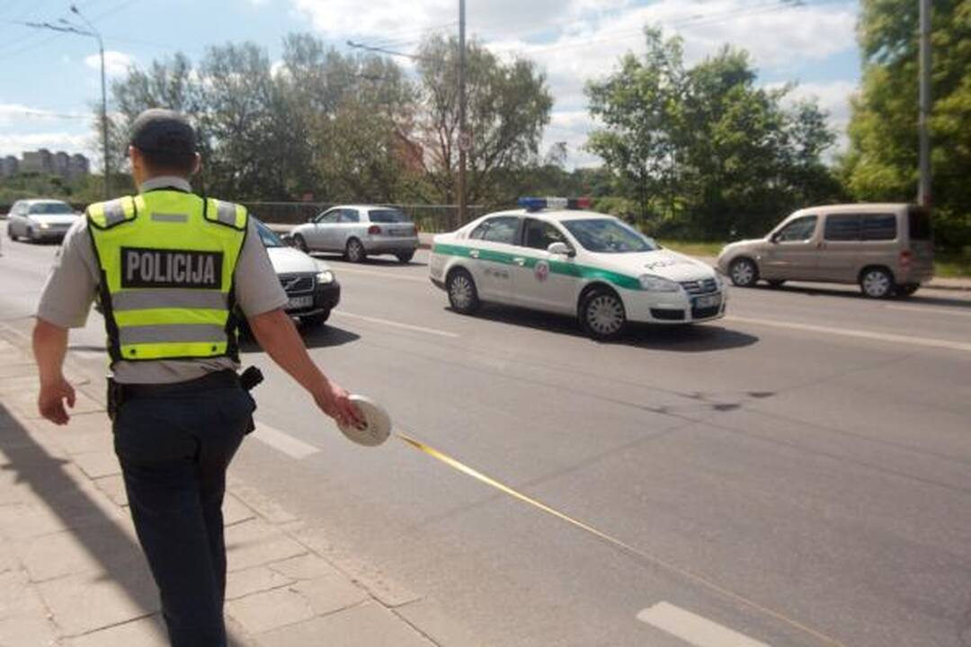 Vilniuje BMW partrenkė netikėtai į judrią gatvę išbėgusią moterį