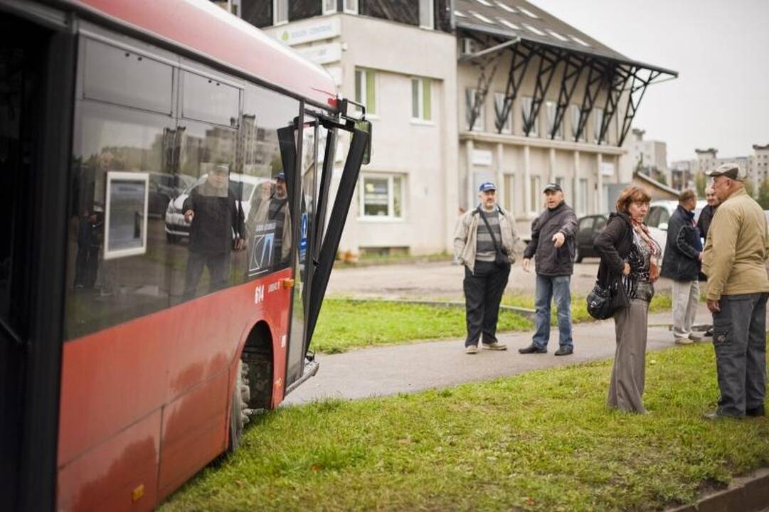 Kaune autobusas nubloškė du automobilius, ligoninėje –  keturi žmonės