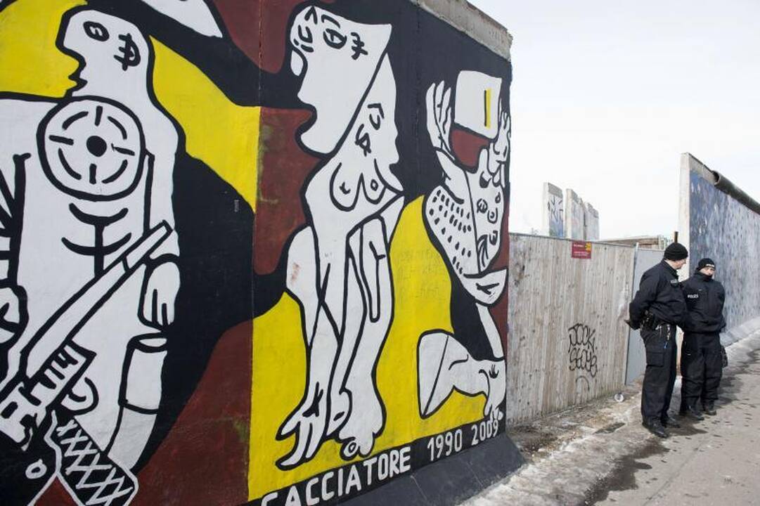 Nugriautas dar vienas išlikusios Berlyno sienos fragmentas