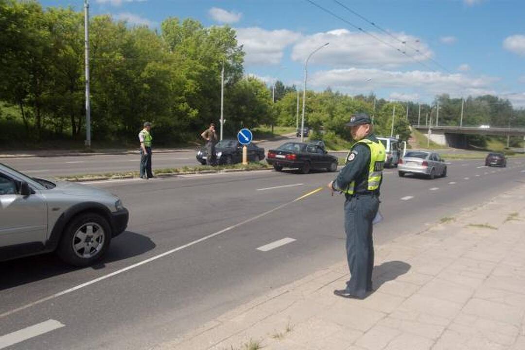 Vilniuje BMW partrenkė netikėtai į judrią gatvę išbėgusią moterį