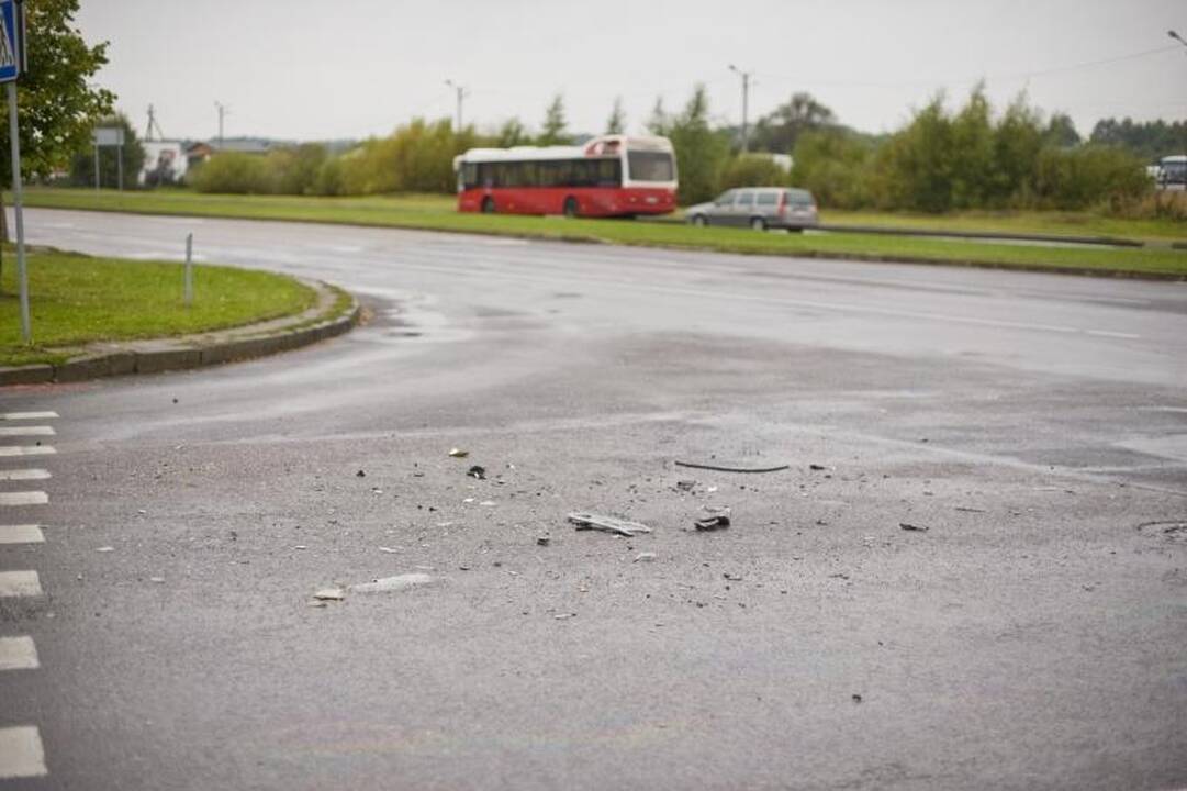 Kaune autobusas nubloškė du automobilius, ligoninėje –  keturi žmonės