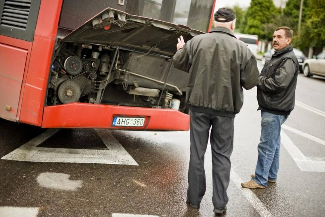 Kaune autobusas nubloškė du automobilius, ligoninėje –  keturi žmonės
