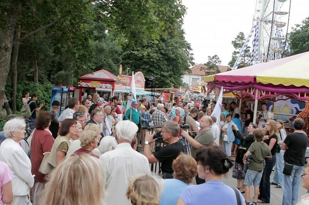 Žmonės protestavo prieš olandų atrakcionus (papildyta)
