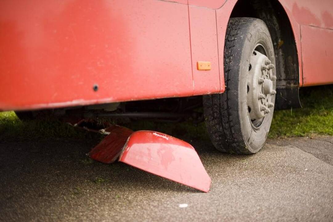 Kaune autobusas nubloškė du automobilius, ligoninėje –  keturi žmonės
