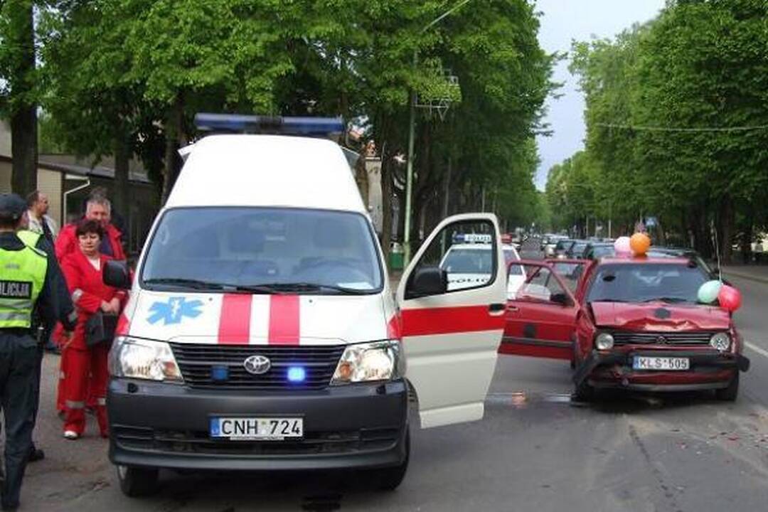 Šilutėje į avariją pateko abiturientų mašinų kolona 