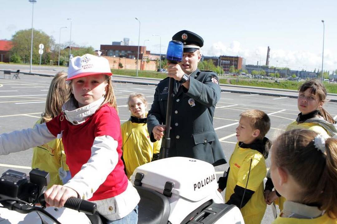 Vaikų globos namų auklėtiniams - šventė su policininkais 