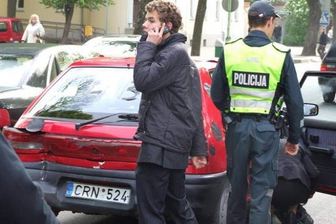 Šilutėje į avariją pateko abiturientų mašinų kolona 