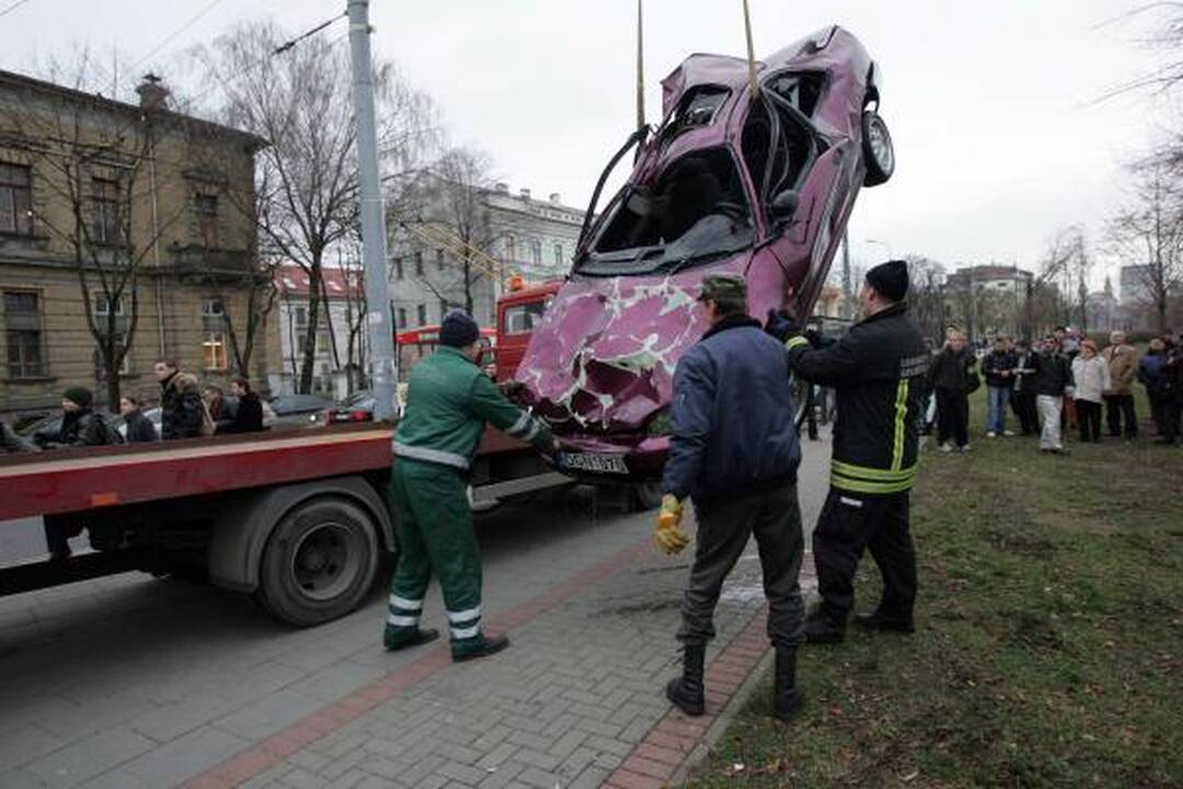 Į Nerį įlėkęs automobilis rastas po Mindaugo tiltu (papildyta)