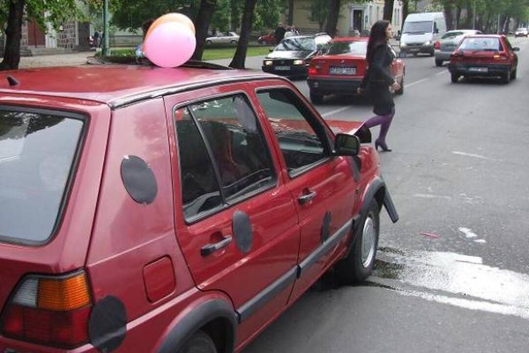 Šilutėje į avariją pateko abiturientų mašinų kolona 