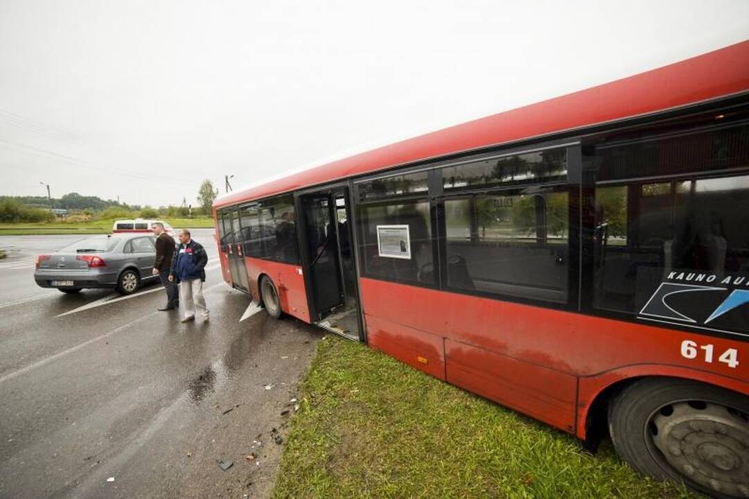 Kaune autobusas nubloškė du automobilius, ligoninėje –  keturi žmonės