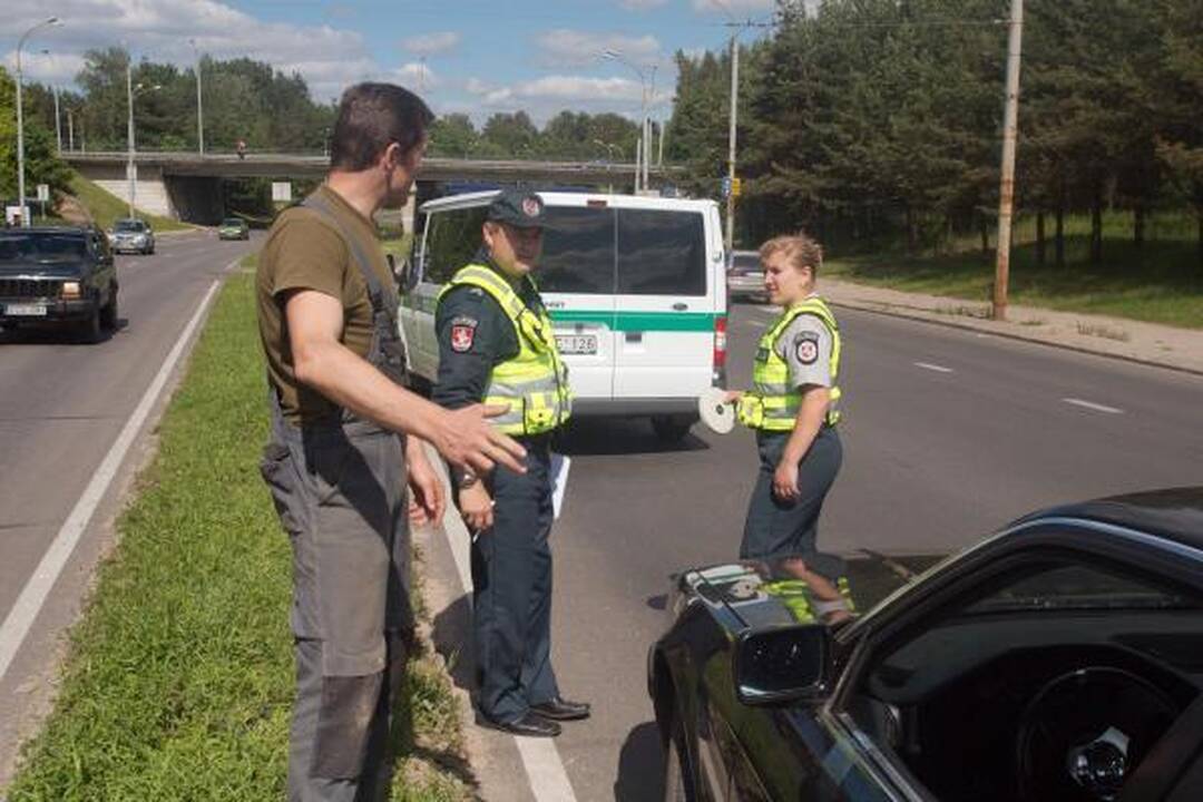 Vilniuje BMW partrenkė netikėtai į judrią gatvę išbėgusią moterį