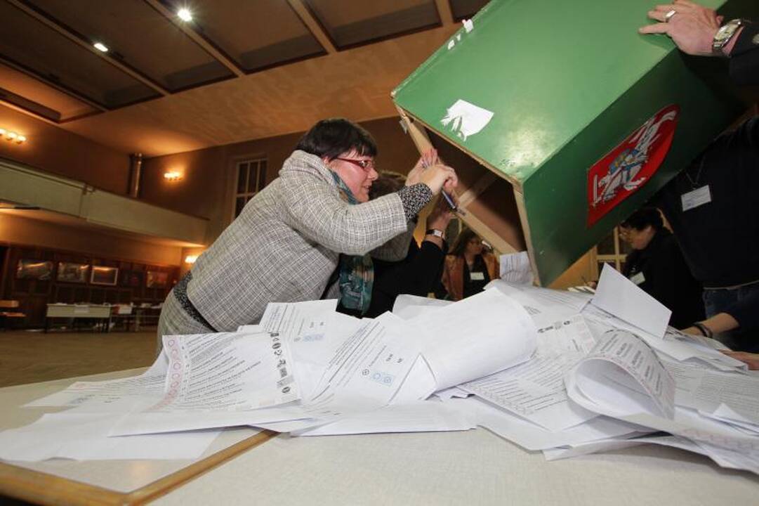 Jaunosios suknelė iš kanalizacijos dangčių svėrė 74 kilogramus