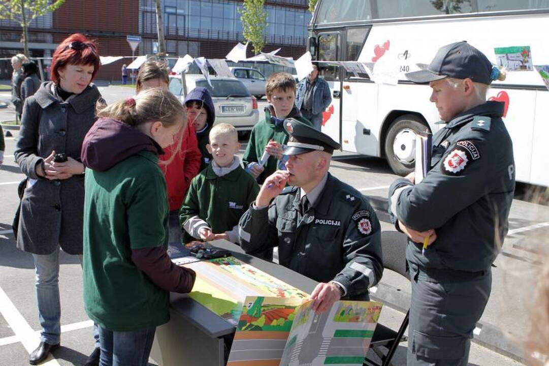 Vaikų globos namų auklėtiniams - šventė su policininkais 