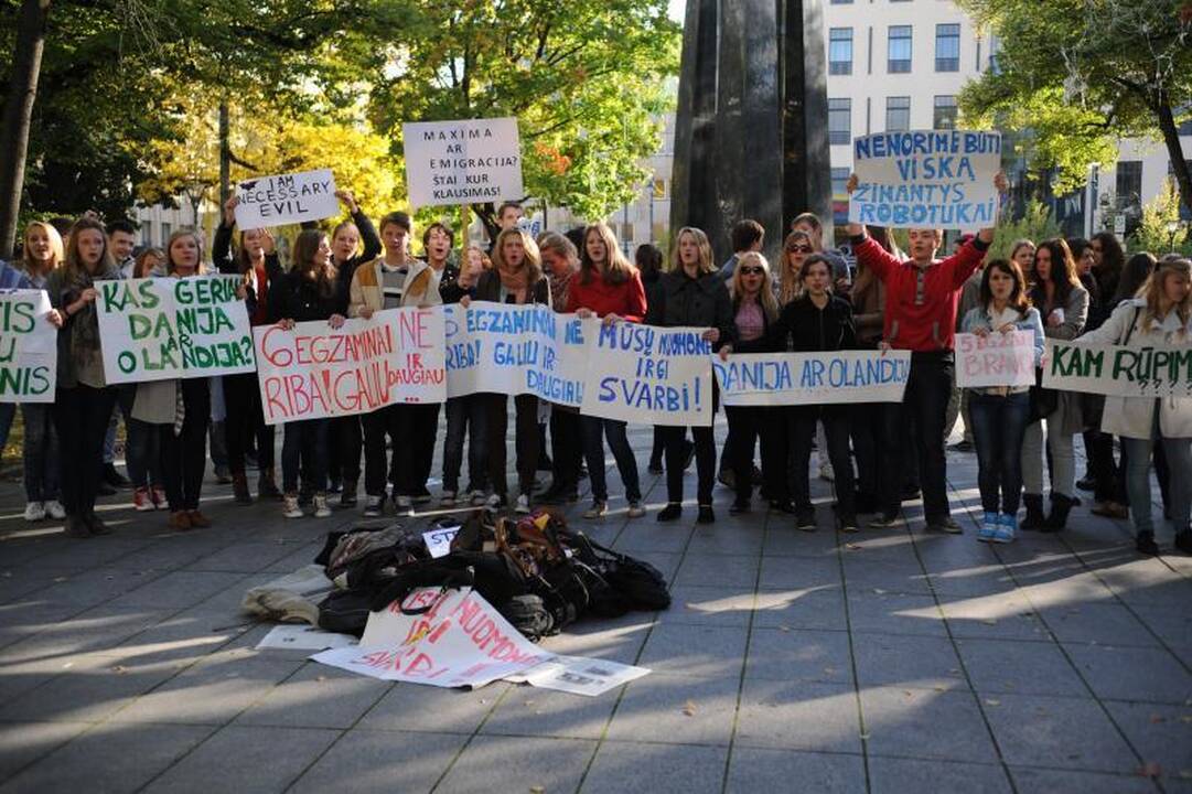 Mokiniai piketuoja, grasina emigracija, o universitetai nenusileidžia