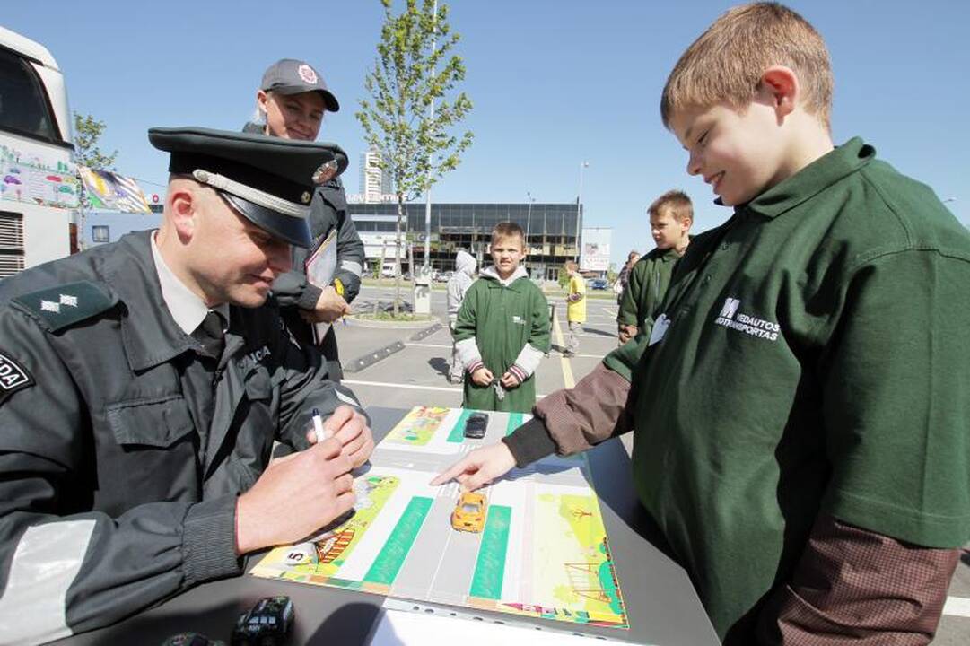 Vaikų globos namų auklėtiniams - šventė su policininkais 
