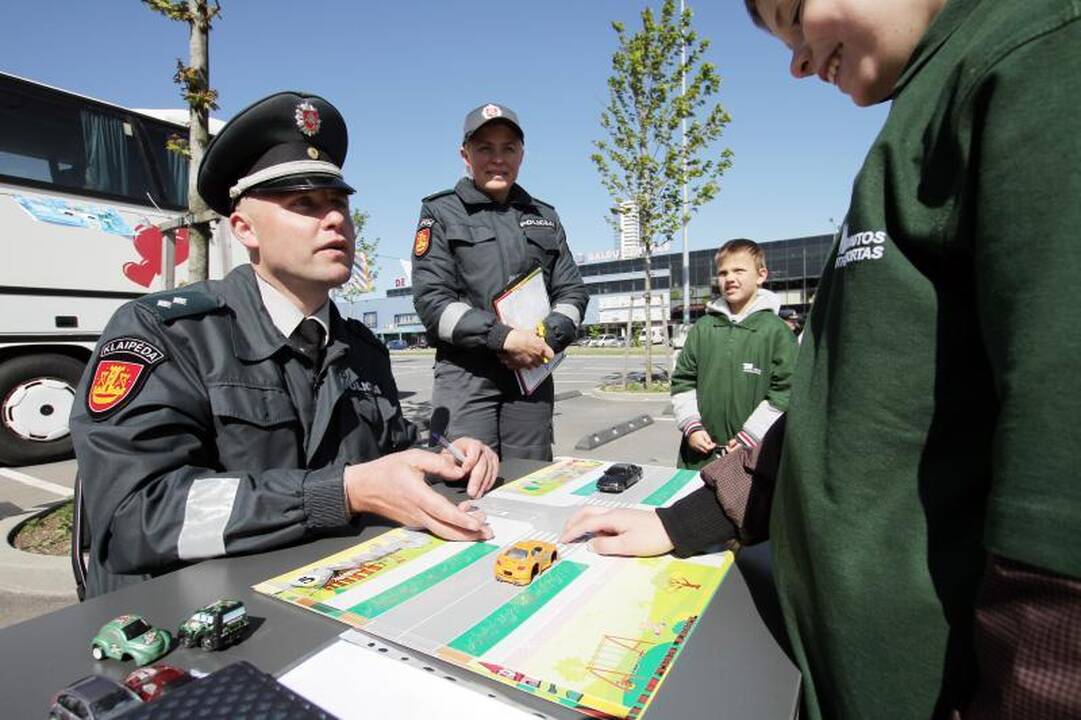 Vaikų globos namų auklėtiniams - šventė su policininkais 