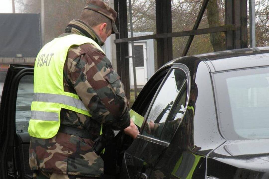 Su suklastota tapatybės kortele – į užsienį