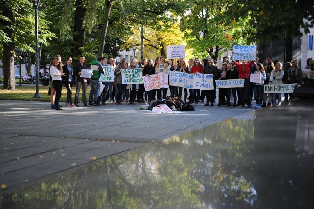 Mokiniai piketuoja, grasina emigracija, o universitetai nenusileidžia