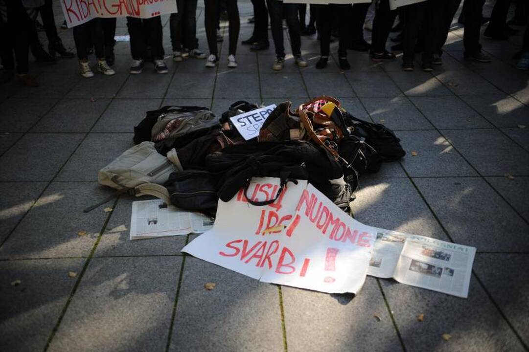 Mokiniai piketuoja, grasina emigracija, o universitetai nenusileidžia