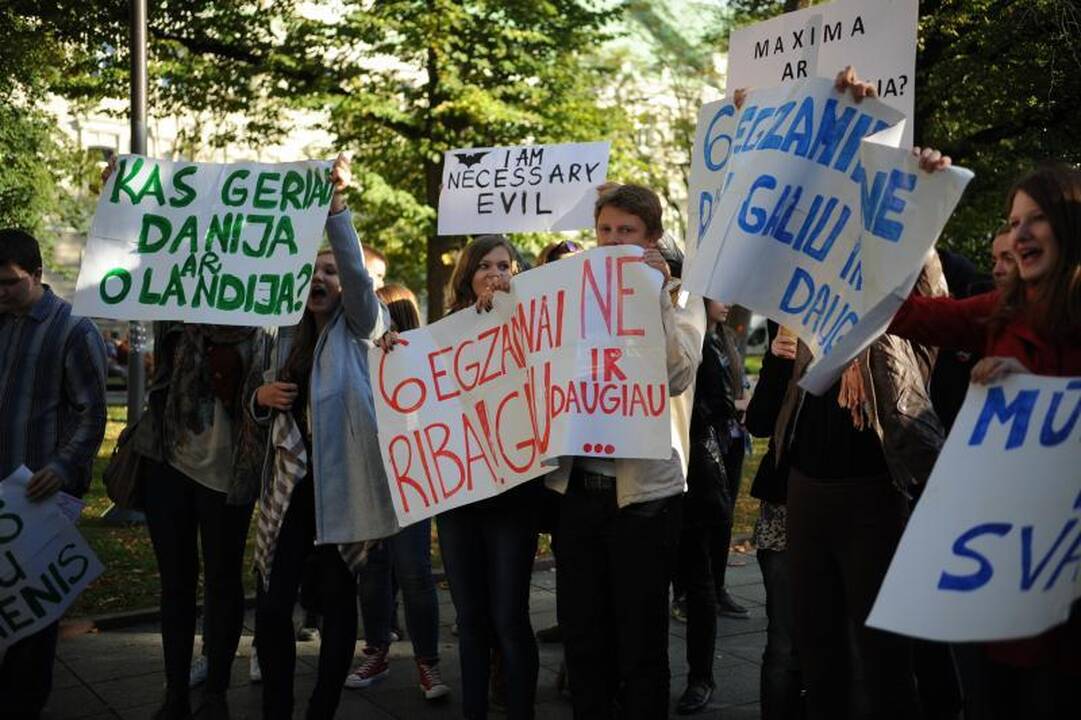Mokiniai piketuoja, grasina emigracija, o universitetai nenusileidžia