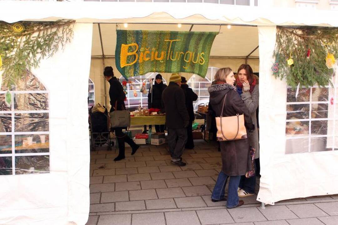 Sostinės Vokiečių gatvėje duzgė „bičių turgus“