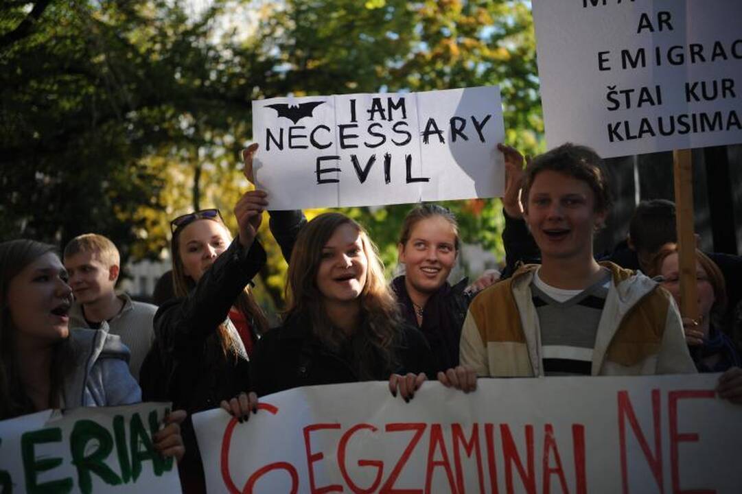 Mokiniai piketuoja, grasina emigracija, o universitetai nenusileidžia