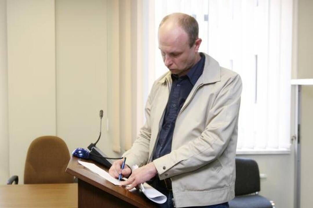 E.Zuroffas: svastikų pateisinimas įžeidžia Holokausto aukas 
