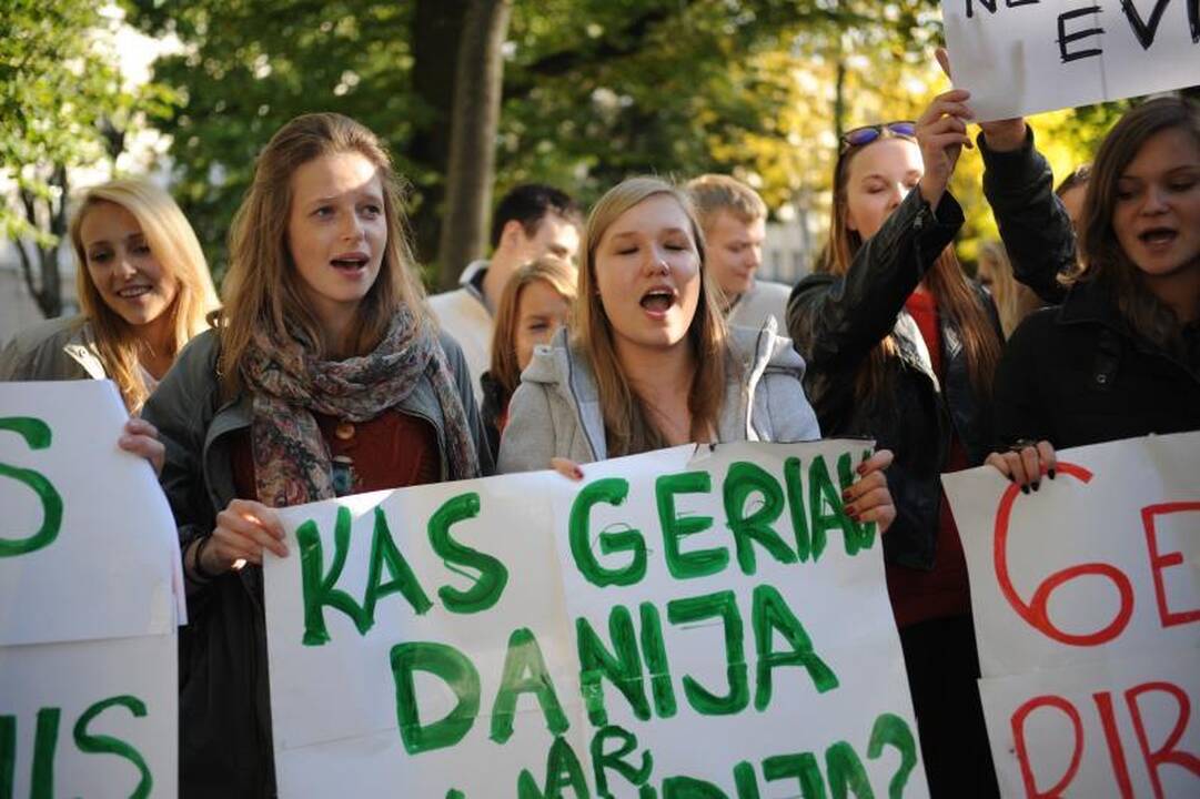 Mokiniai piketuoja, grasina emigracija, o universitetai nenusileidžia