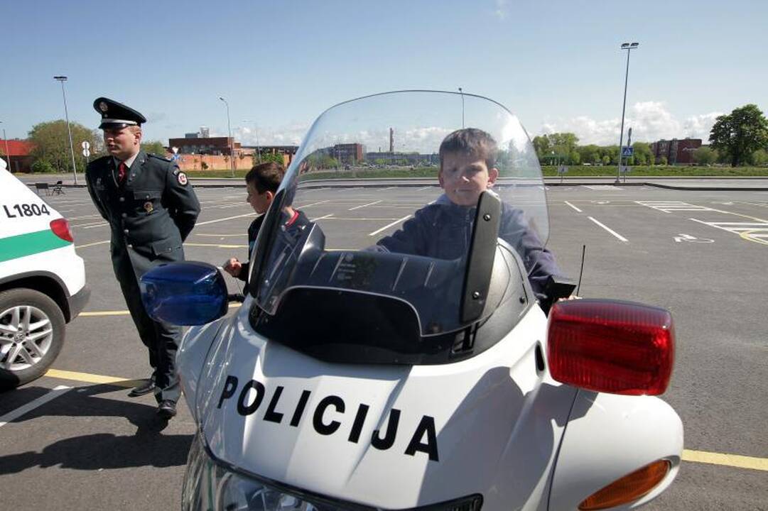 Vaikų globos namų auklėtiniams - šventė su policininkais 