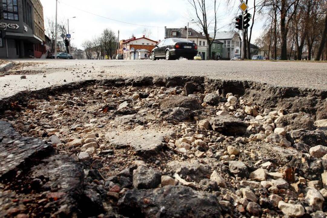 Per dvi savaites Vilniuje užtaisyta 360 kv. m duobių