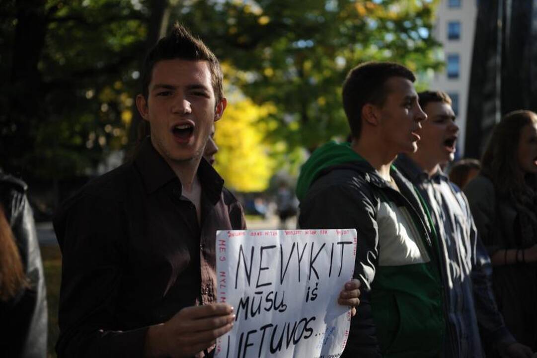 Mokiniai piketuoja, grasina emigracija, o universitetai nenusileidžia