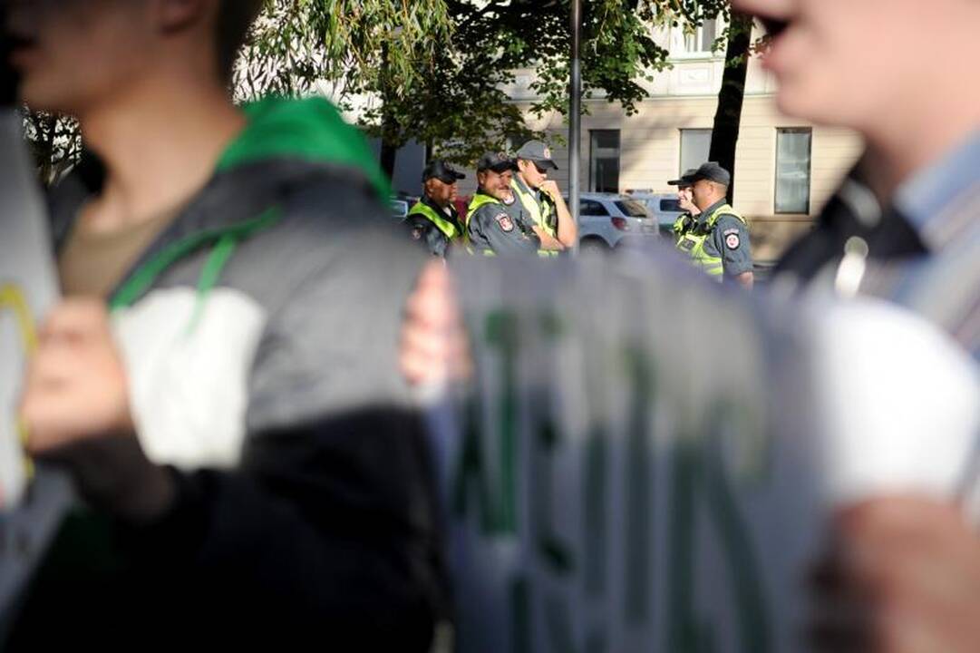 Mokiniai piketuoja, grasina emigracija, o universitetai nenusileidžia
