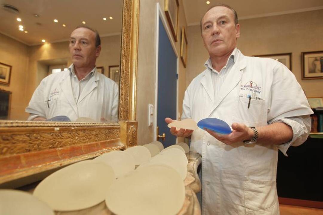 Krūtų implantus gaminanti kompanija smerkia skleidžiamą „neteisybę“ 