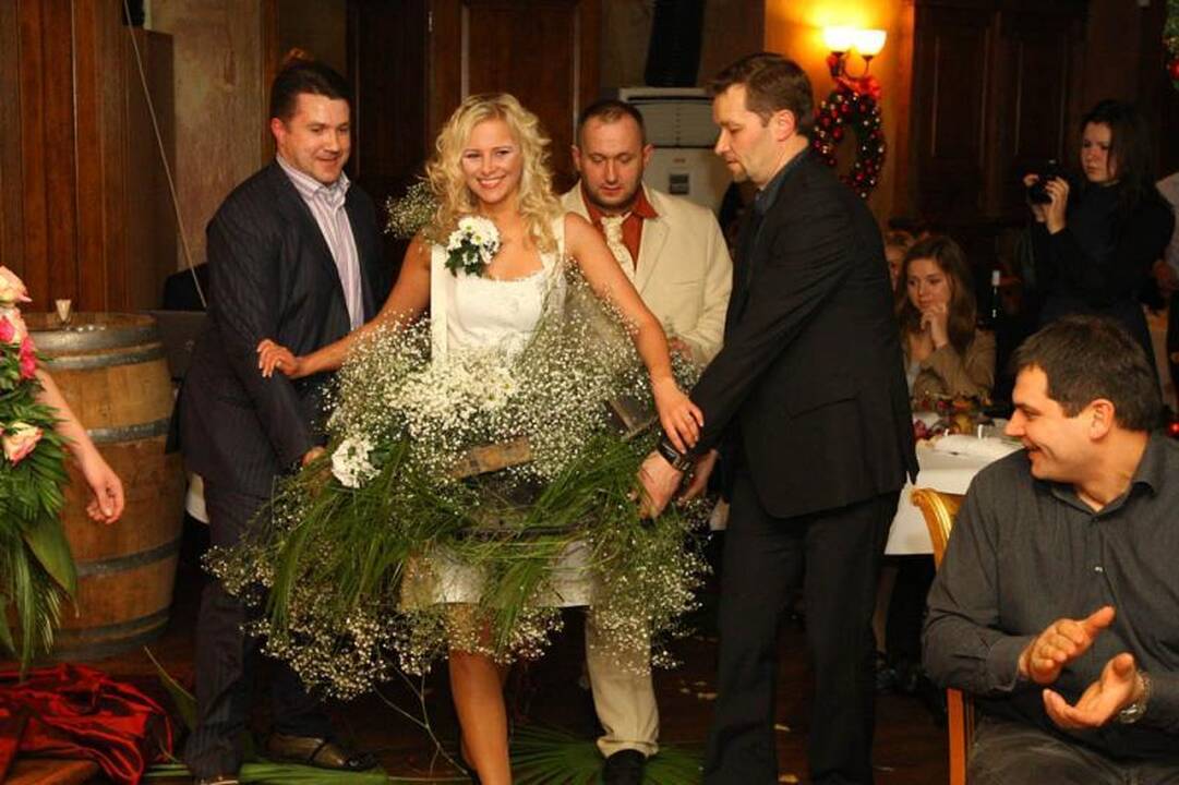 Jaunosios suknelė iš kanalizacijos dangčių svėrė 74 kilogramus