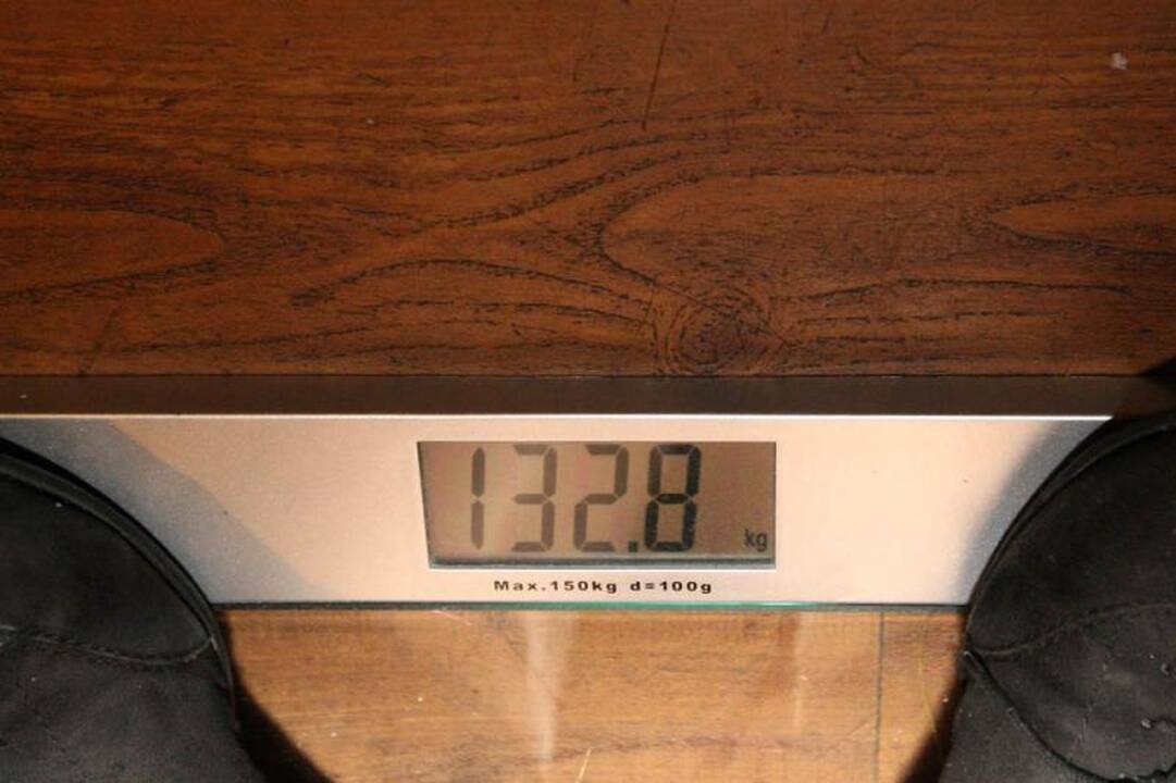 Jaunosios suknelė iš kanalizacijos dangčių svėrė 74 kilogramus