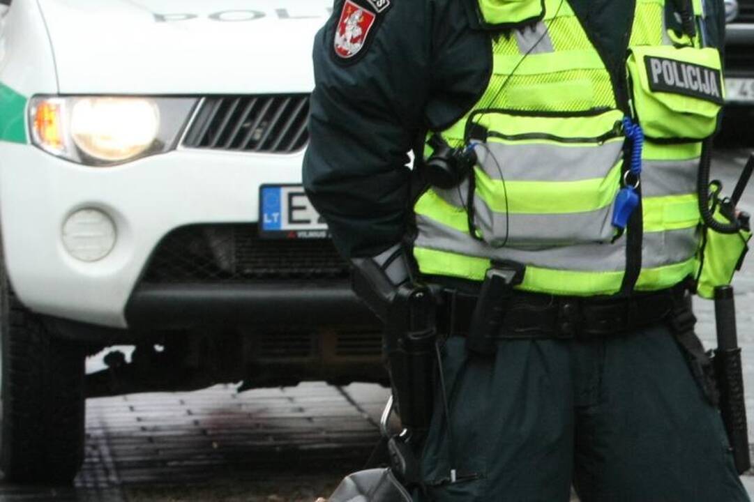 Gelbėdamas sumuštą moterį pareigūnas liko be ryšio, suplėšyta liemene