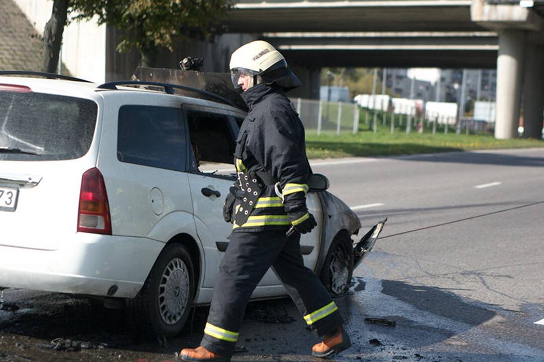 Važiuodamas iš techninės apžiūros centro sudegė lengvasis automobilis