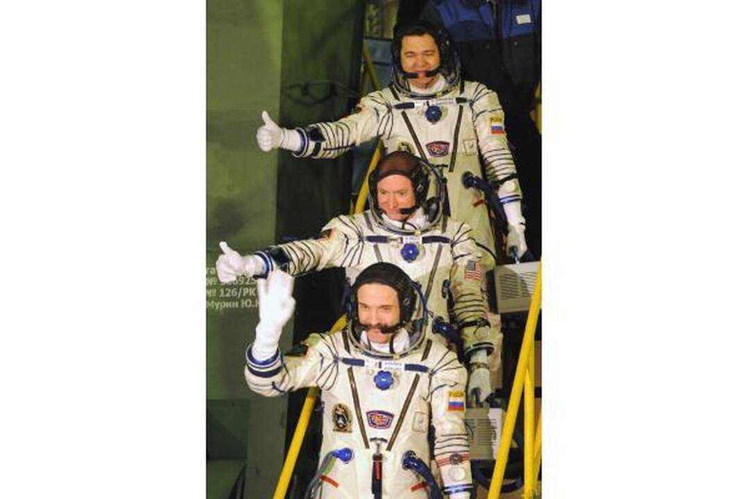 Rusijos raketa iškėlė į orbitą du kosmonautus ir vieną JAV astronautą