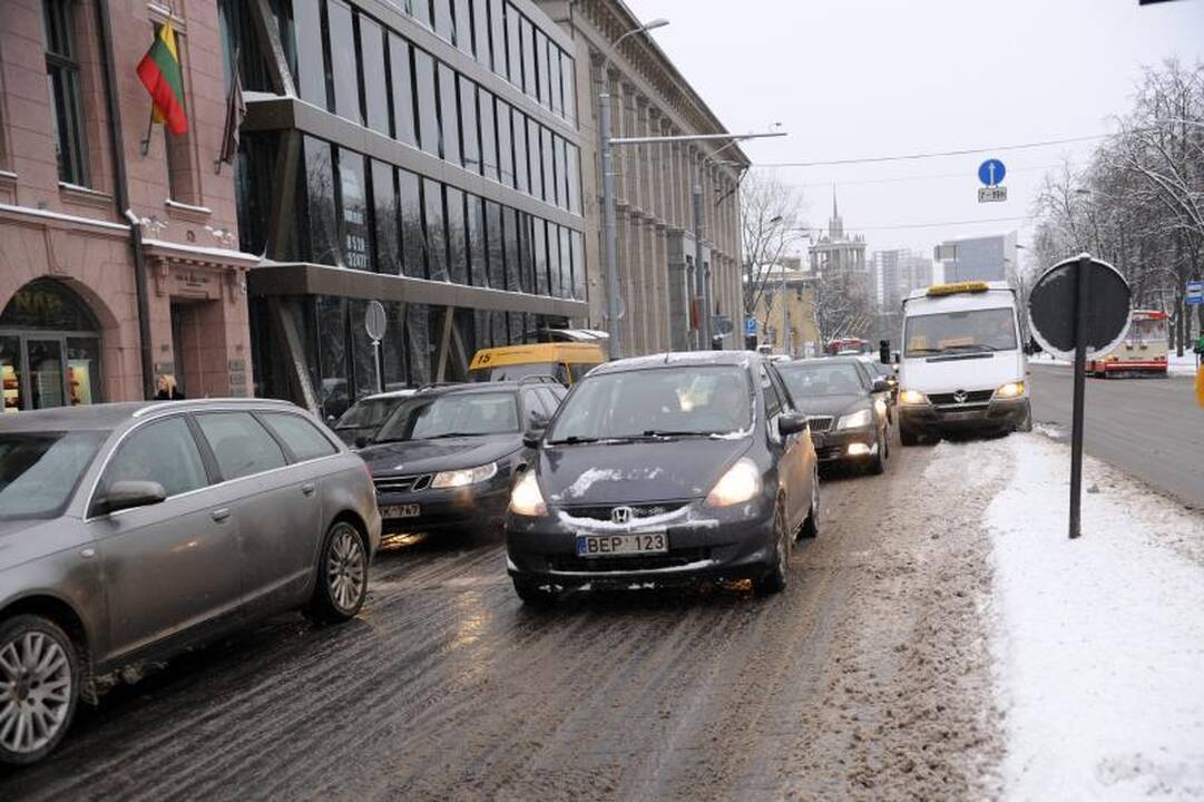 Dėl gausaus sniego vilniečiai užstrigo spūstyse, vėlavo į darbus